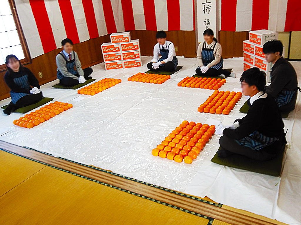 献上柿選定会場と県職員の画像